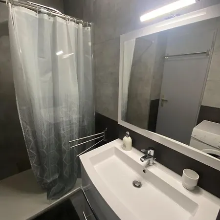 F2 A Avec Piscine Et Tennis