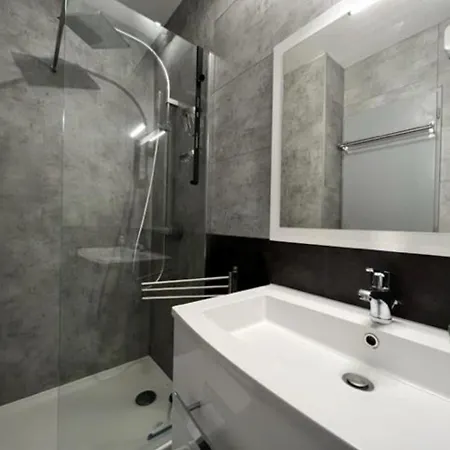 F2 A Avec Piscine Et Tennis